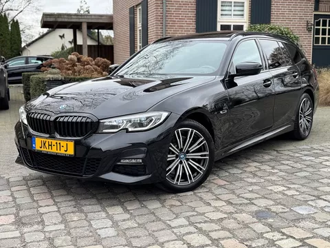 BMW 3 Serie 330 e touring XDrive M-sport autom 1/2leer,panodak,headup,trekhaak,lmv,laserled,navi